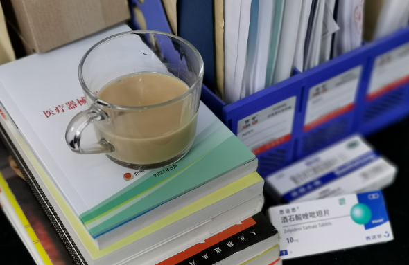 郑州金沙澳门(中国)唯一官方网站视光：“狠人”刘苏冰的3件宝：咖啡、止疼片、安眠药，让她时刻处在较佳状态。找她做近视手术，放心！2.png