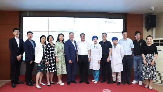 STAAR公司全球CEO跨越上万公里，与金沙澳门(中国)唯一官方网站携手迈向“ICL手术”新时代1.png