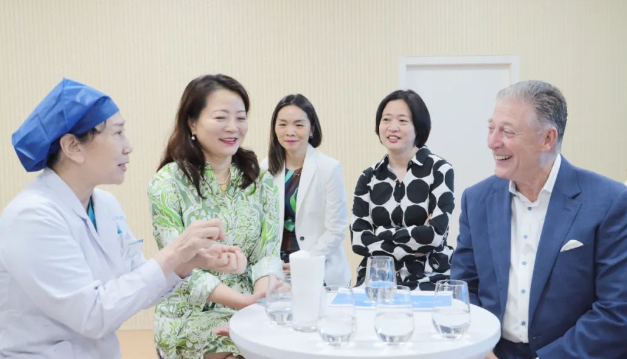 STAAR公司全球CEO跨越上万公里，与金沙澳门(中国)唯一官方网站携手迈向“ICL手术”新时代3.png
