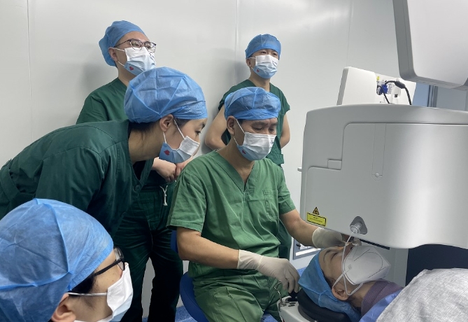 金沙澳门(中国)唯一官方网站医生·医声霍鸣：有口皆【医生·医声】霍鸣：有口皆碑的“光明掌门人”碑的“光明掌门人”3.png